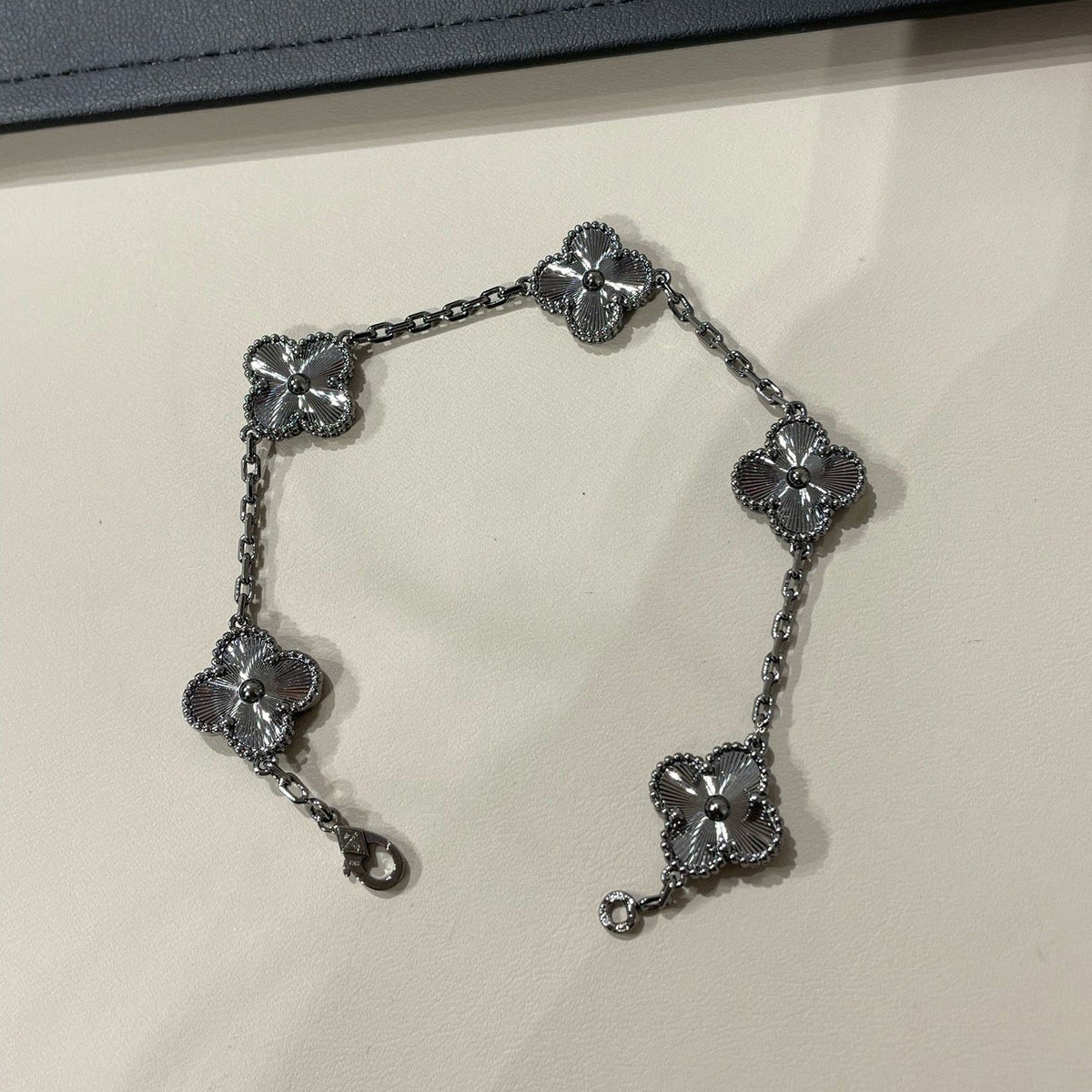 [Stellar Jewelry]CLOVER 5 MOTIF BLACK BRACELET