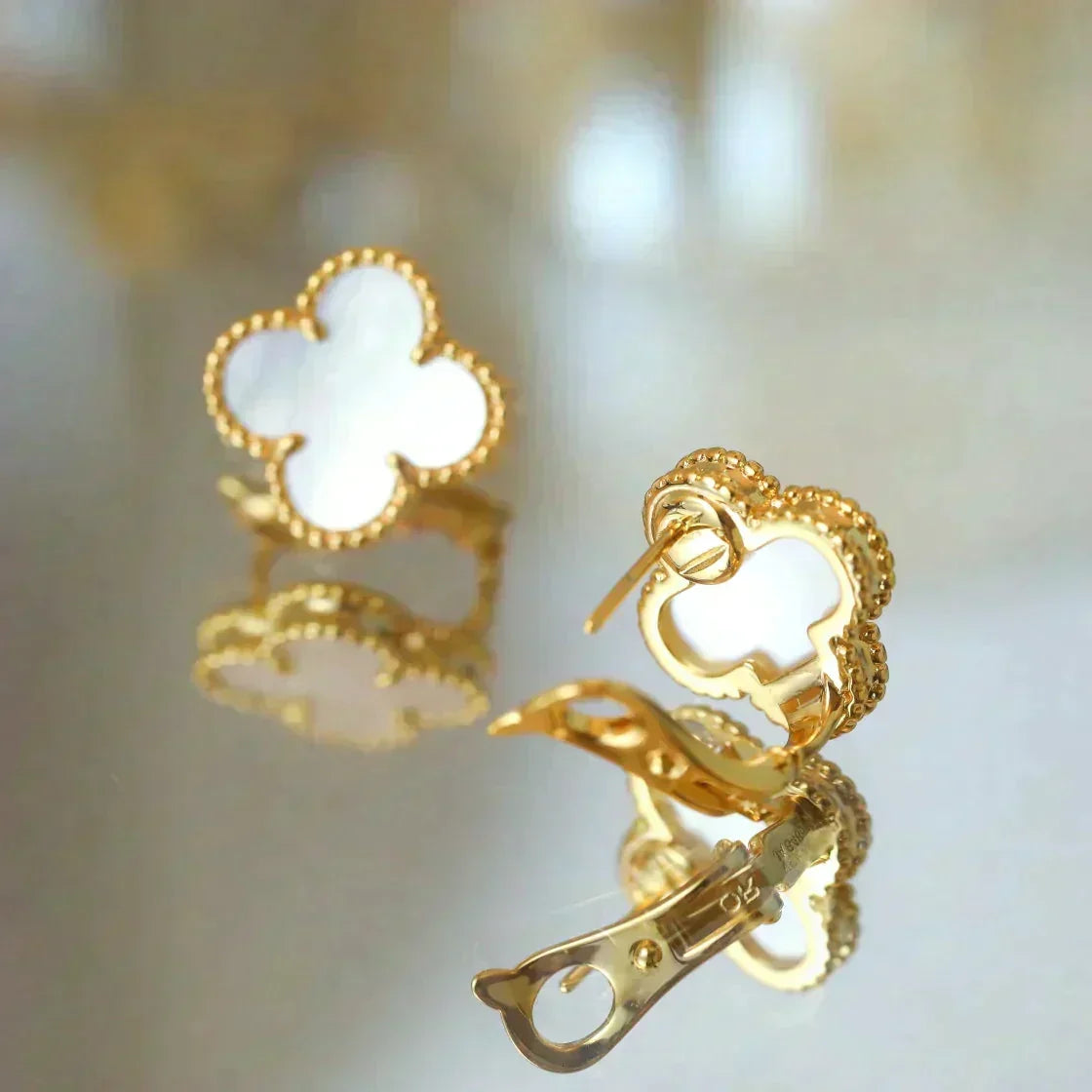 [Stellar Jewelry]CLOVER MEDIUM 1 MOTIFS  WHITE MOP STUD EARRINGS