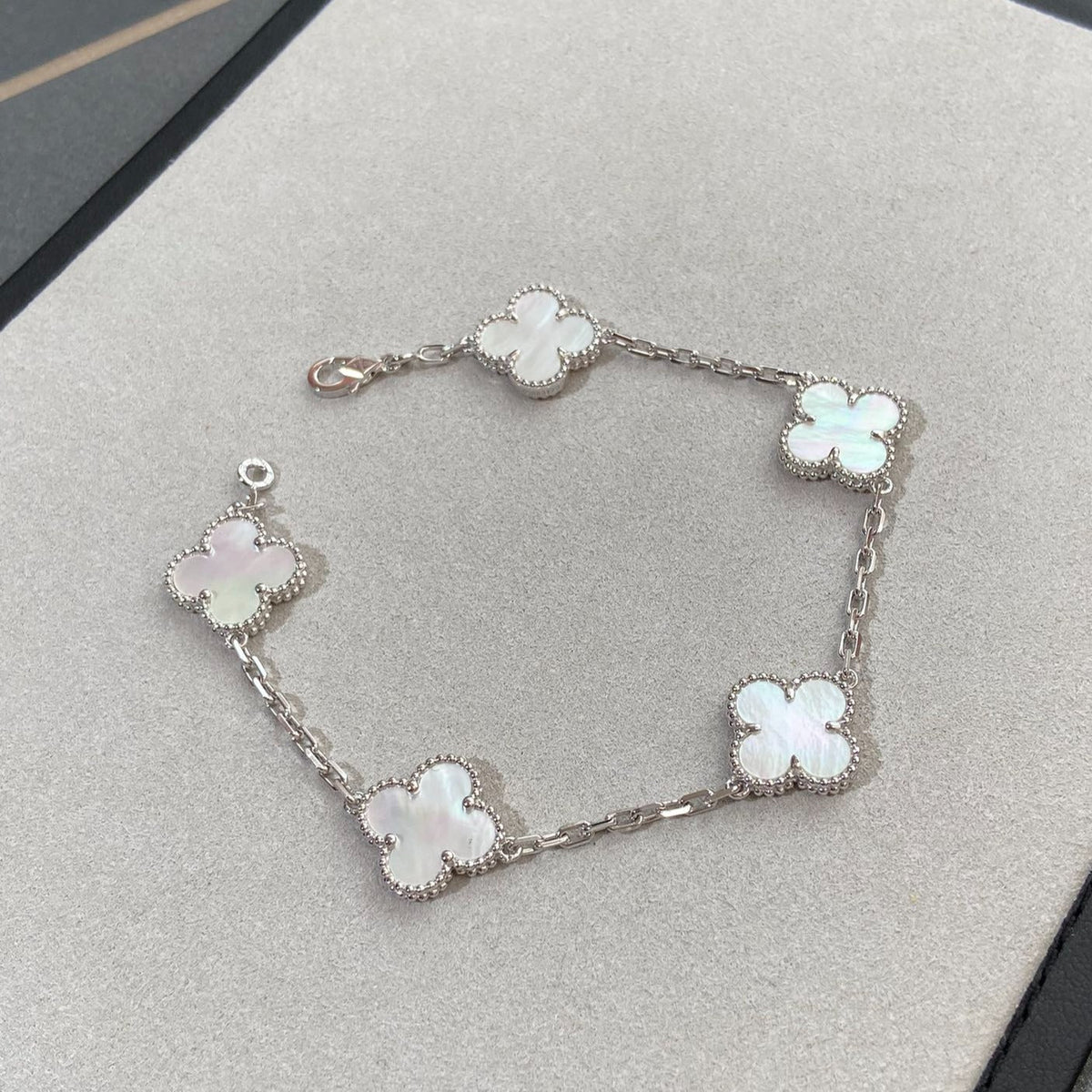 [Stellar Jewelry]CLOVER WHITE PEARL MOP 5 MOTIF BRACELET COLLECTION