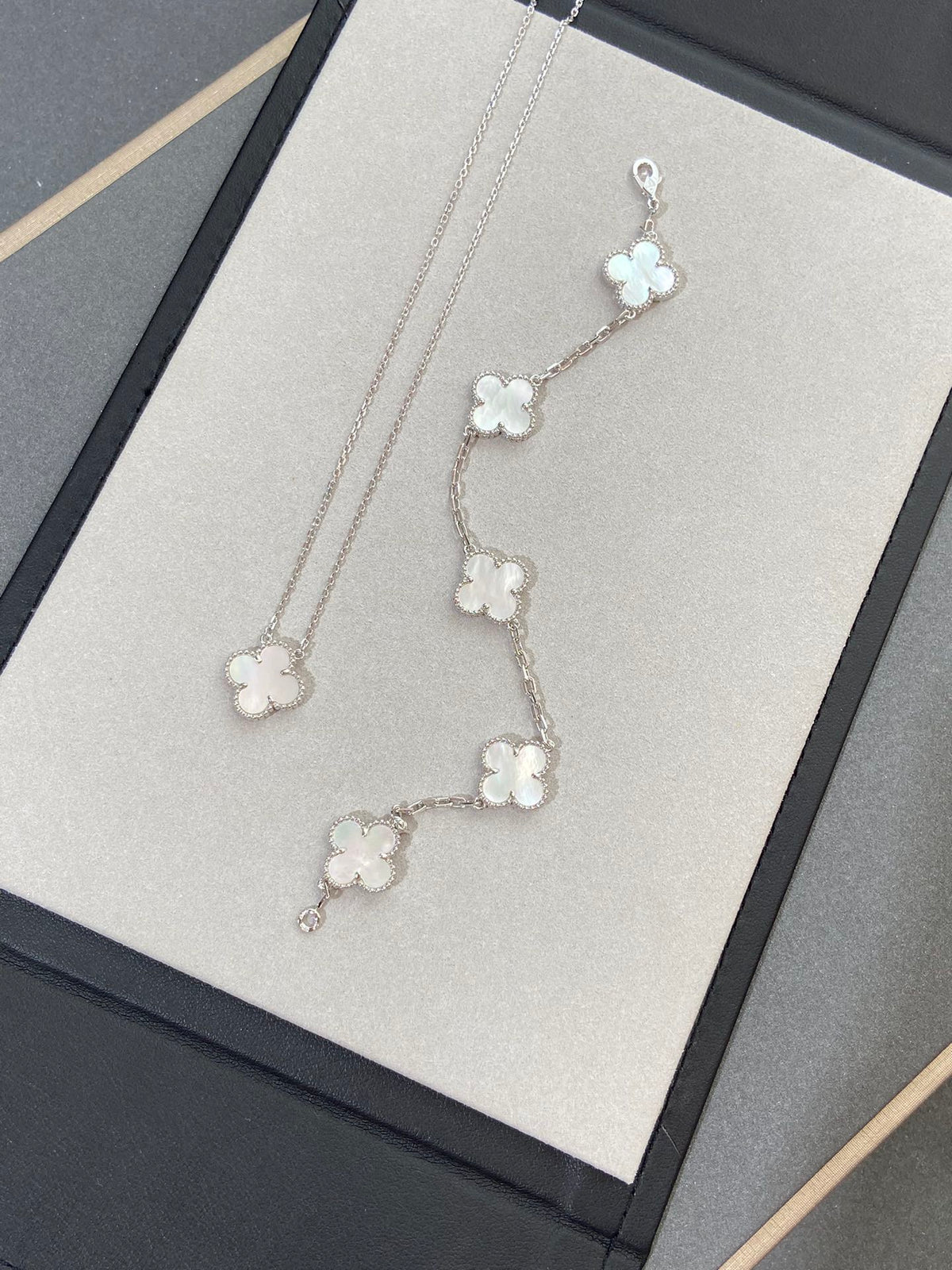 [Stellar Jewelry]CLOVER WHITE PEARL MOP 5 MOTIF BRACELET COLLECTION