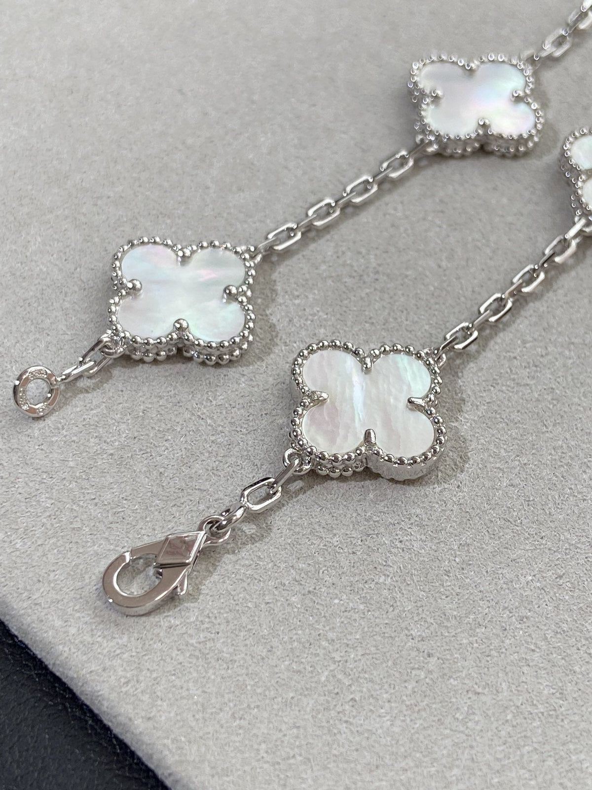 [Stellar Jewelry]CLOVER WHITE PEARL MOP 5 MOTIF BRACELET COLLECTION