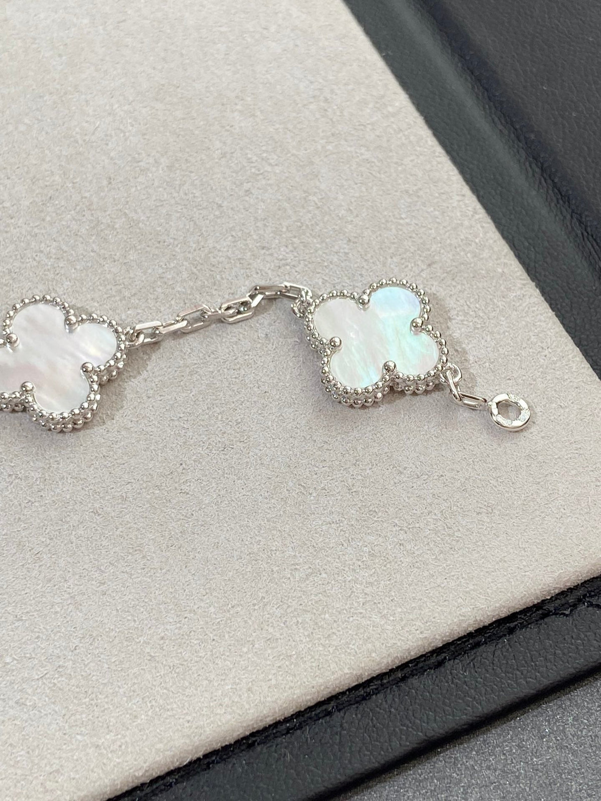 [Stellar Jewelry]CLOVER WHITE PEARL MOP 5 MOTIF BRACELET COLLECTION
