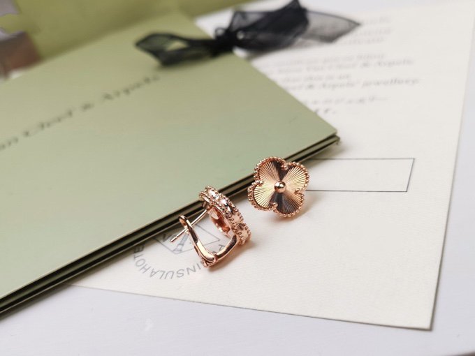 [Stellar Jewelry]CLOVER MEDIUM STUD EARRINGS