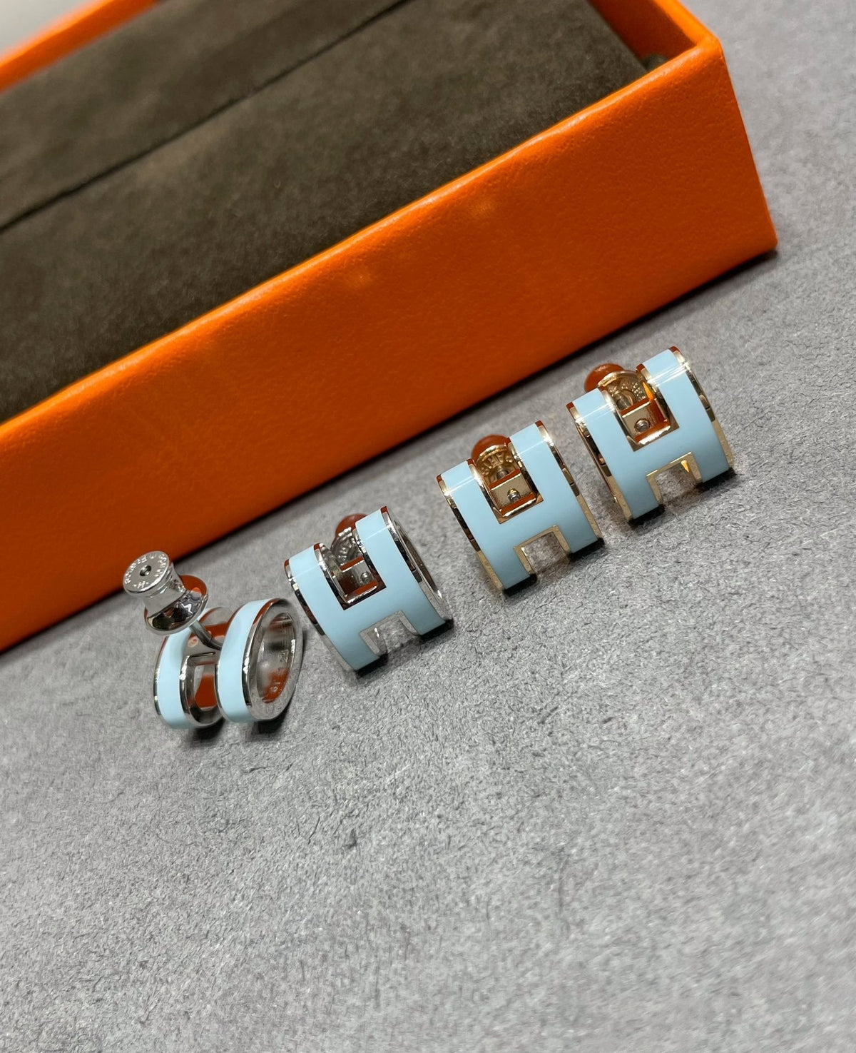 [Stellar Jewelry]POP H SKY BLUE STUD EARRINGS