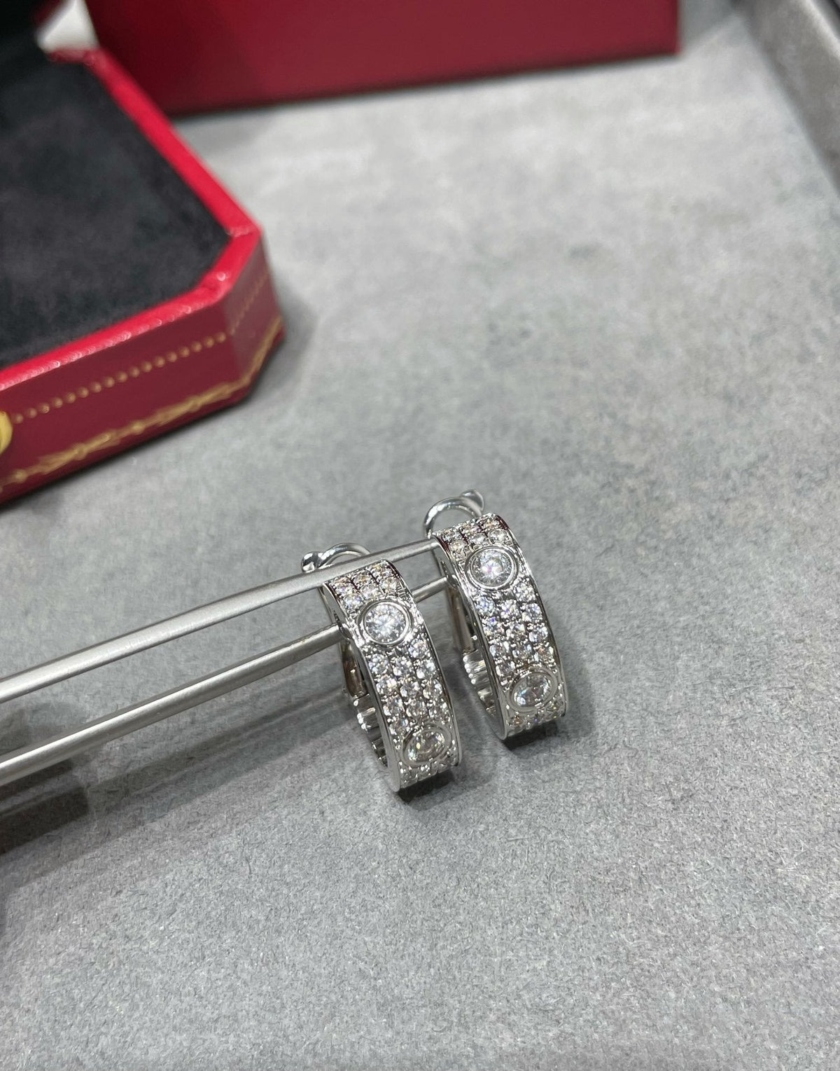 [Stellar Jewelry]LOVE 5.5MM DIAMOND PAVED EARRINGS