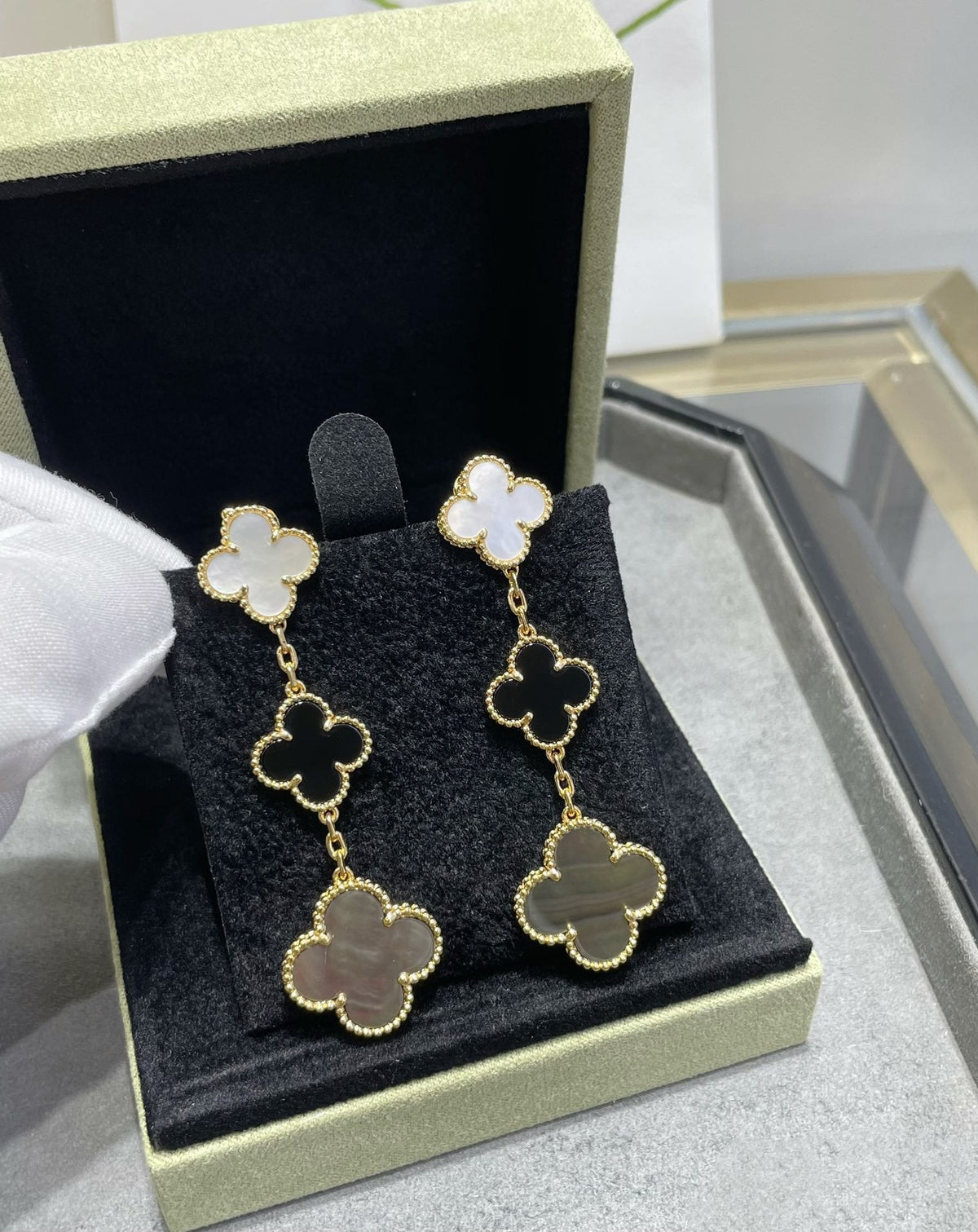 [Stellar Jewelry]CLOVER 3 MOTIF MOP ONYX DARK MOP PINK GOLD EARRINGS