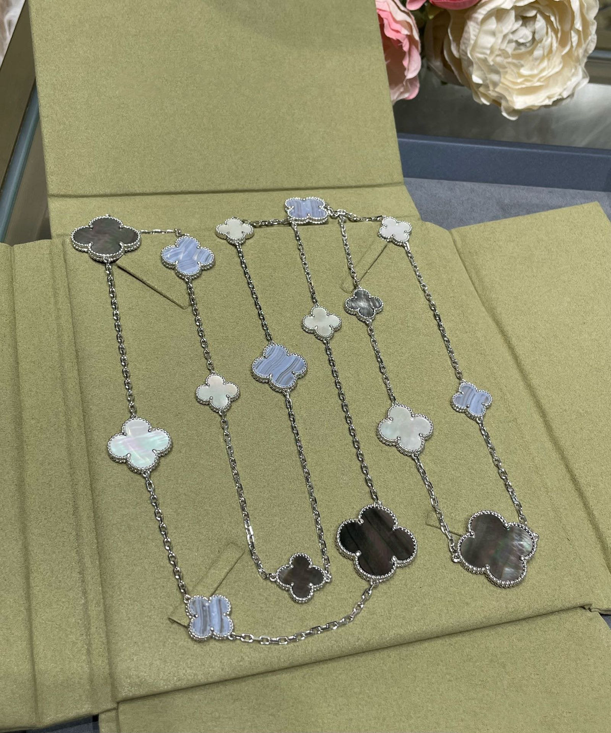 [Stellar Jewelry]CLOVER 16 MOTIF CHALCEDONY MOP SILVER NECKLACE