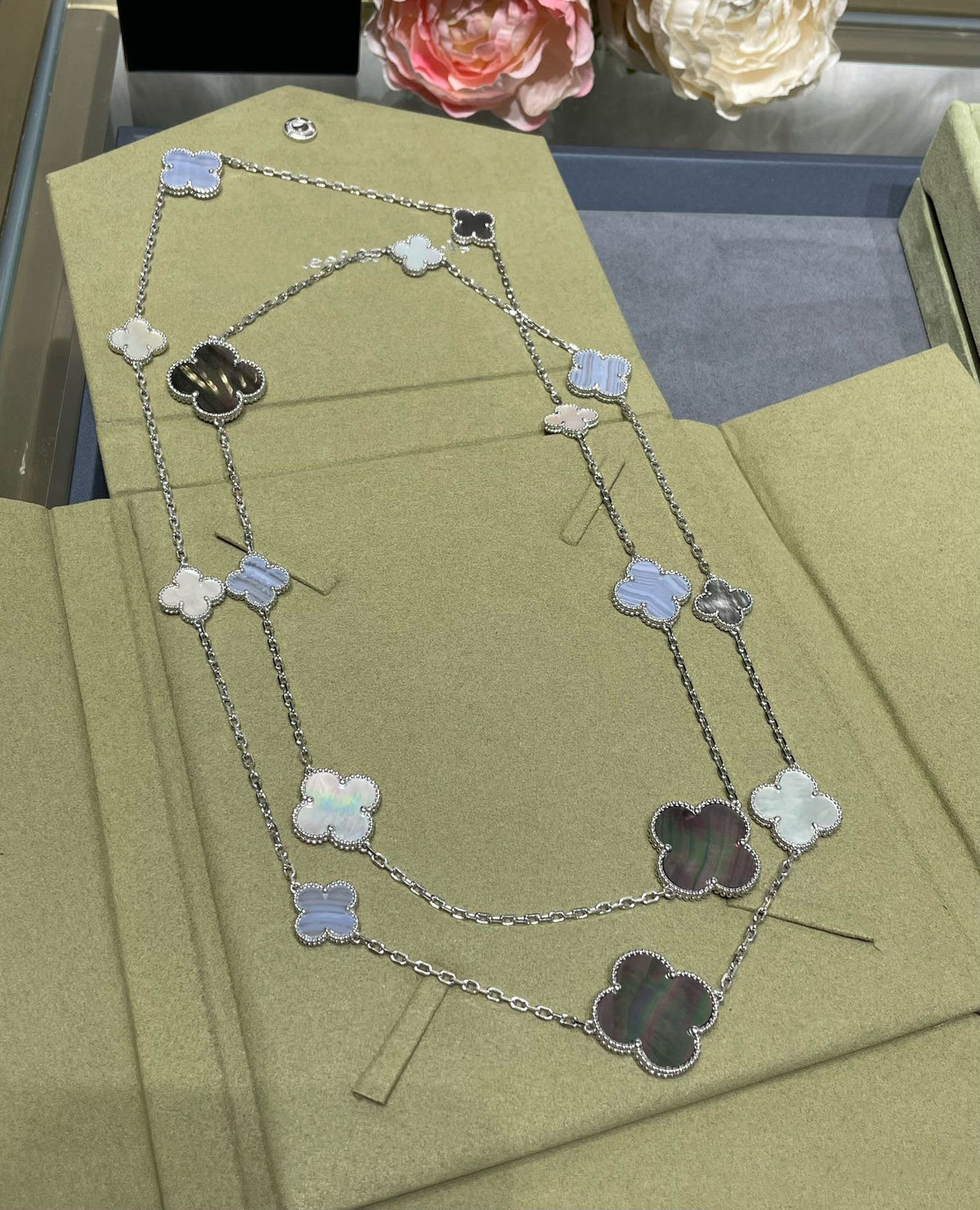 [Stellar Jewelry]CLOVER 16 MOTIF CHALCEDONY MOP SILVER NECKLACE