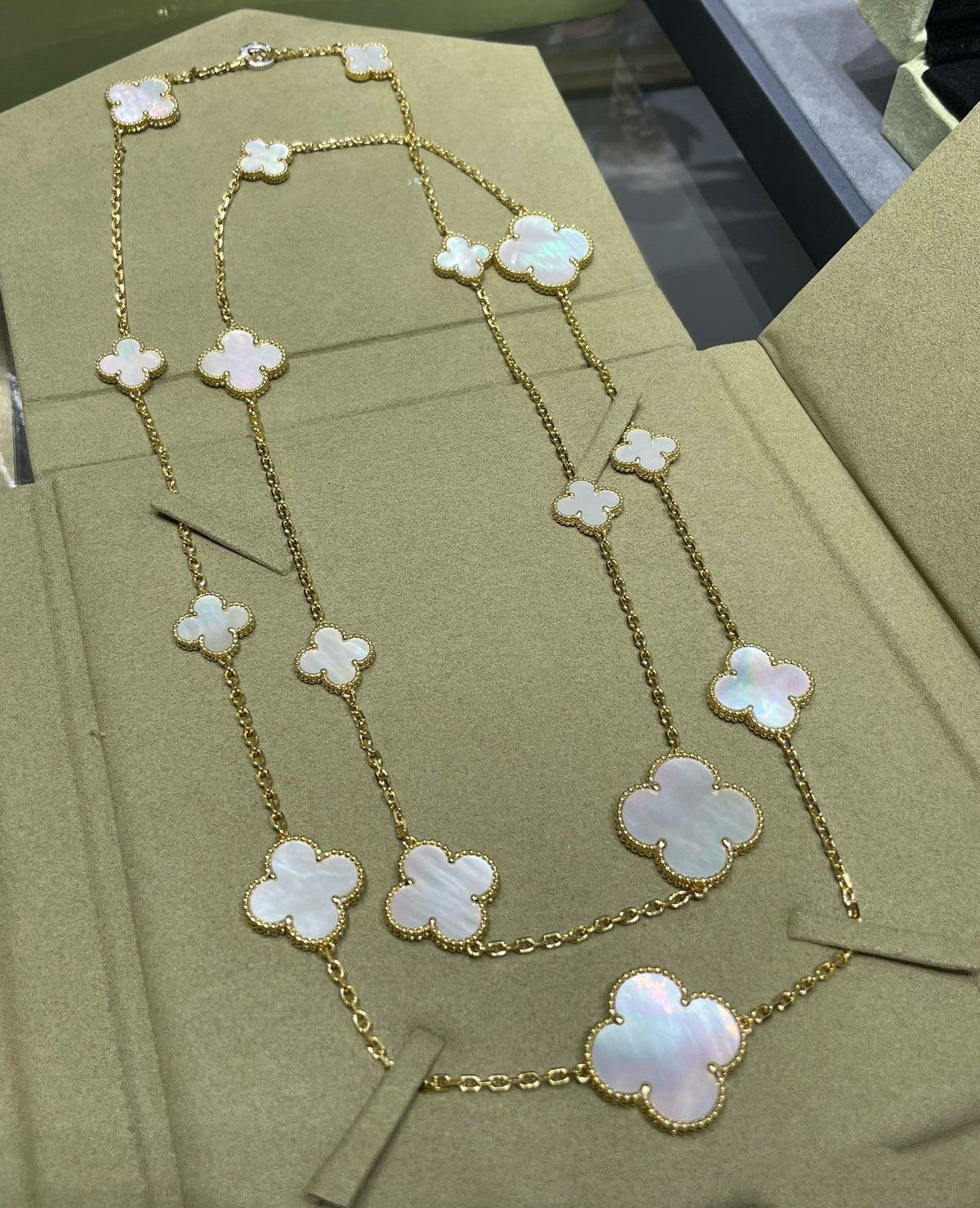 [Stellar Jewelry]CLOVER 16 MOTIF WHITE MOP GOLD NECKLACE