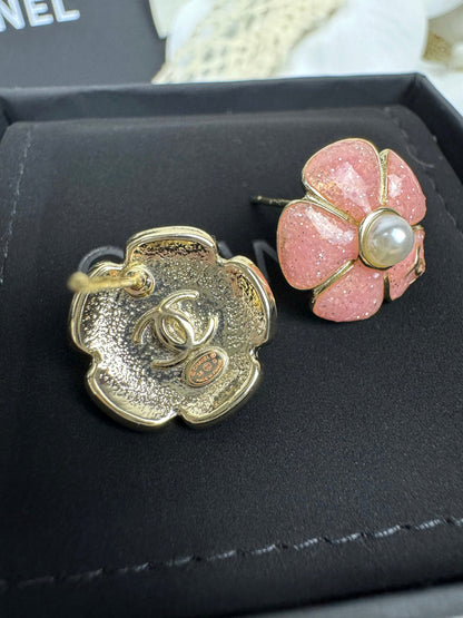 [Stellar Jewelry]26C Pink Camellia Pearl Enamel Stud Earrings