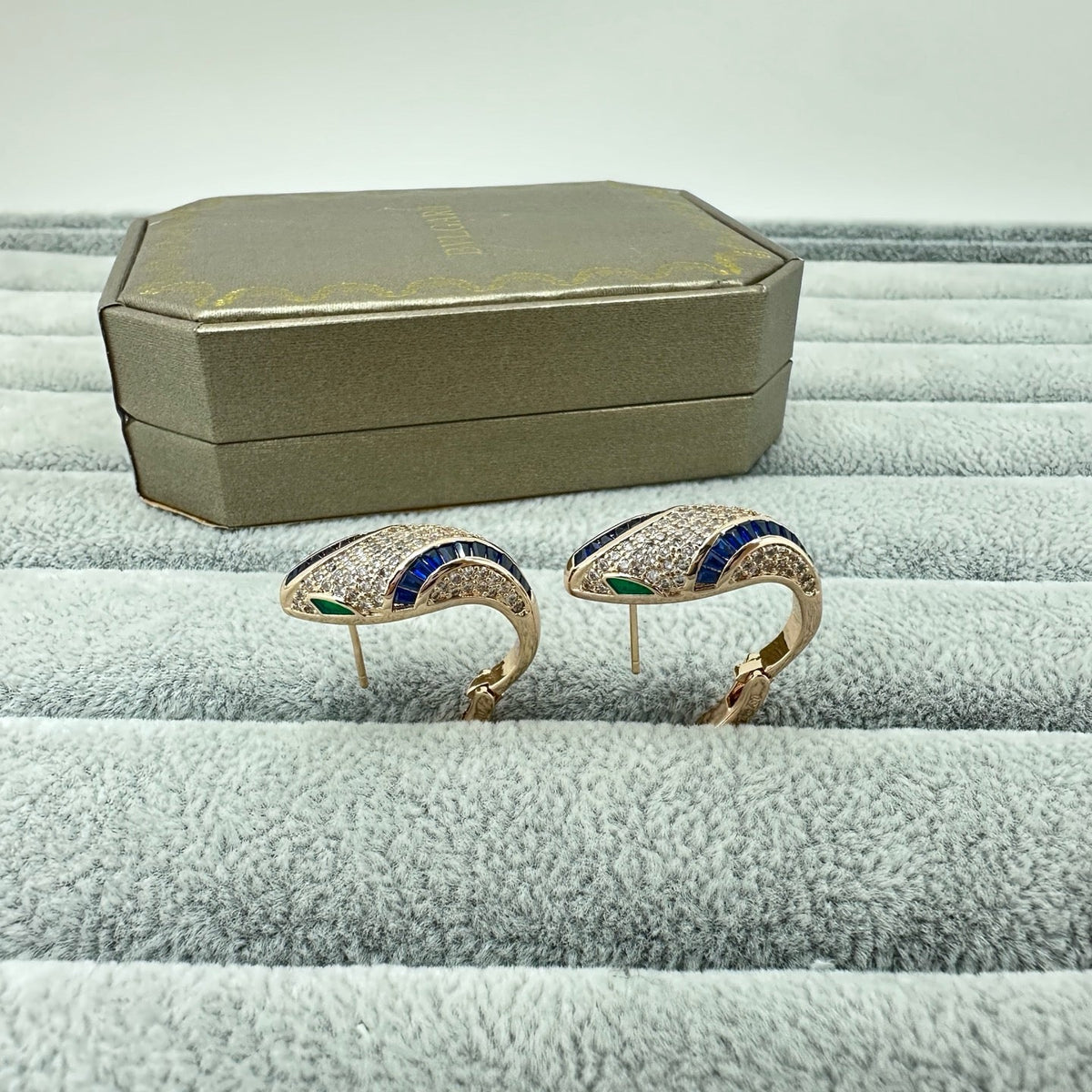 [Stellar Jewelry]FULL STONE TWO-TONE SNAKE EARRING STUDS