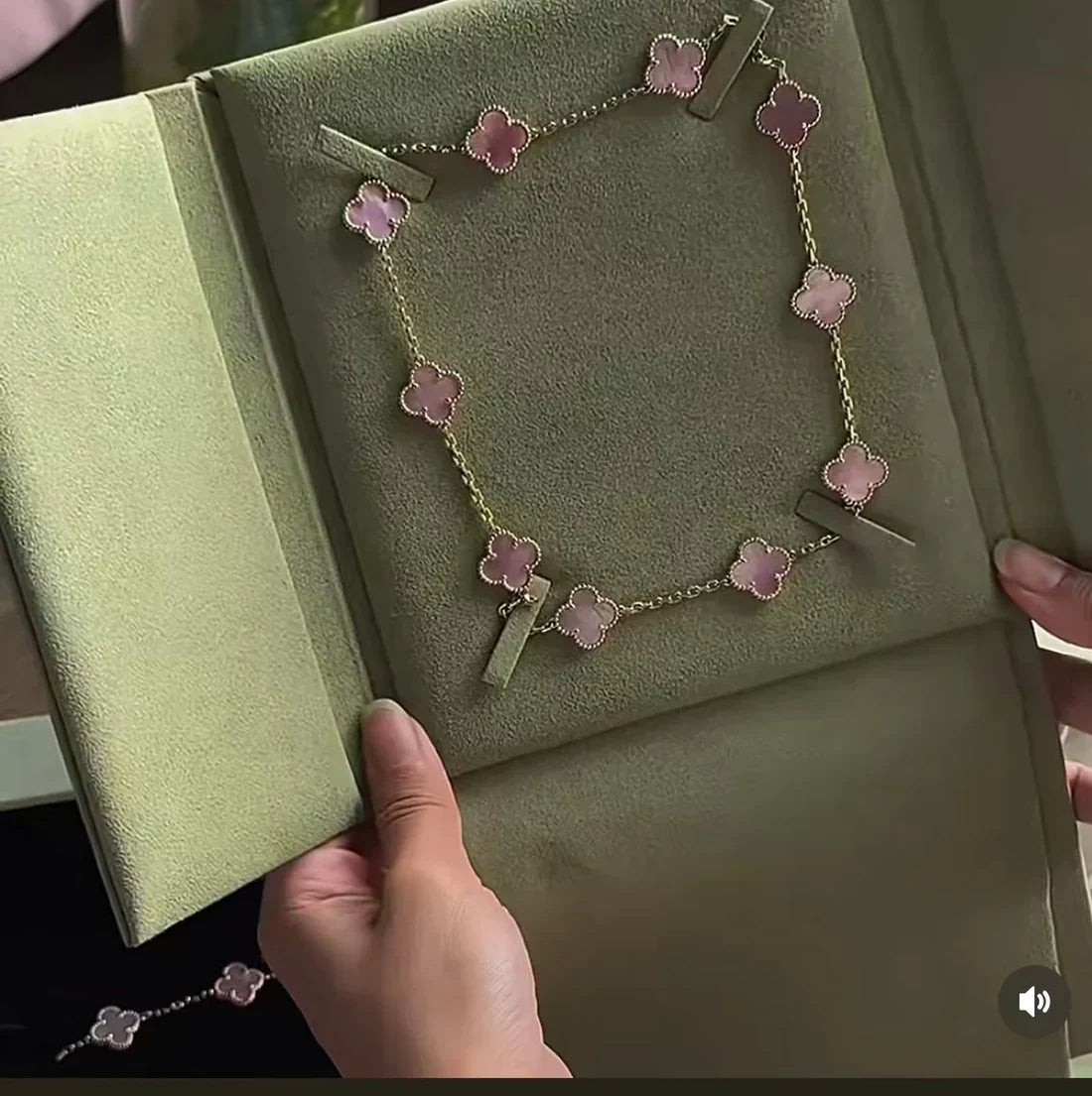 [Stellar Jewelry Jewellery] Pink Necklace with Ten Clover Designs