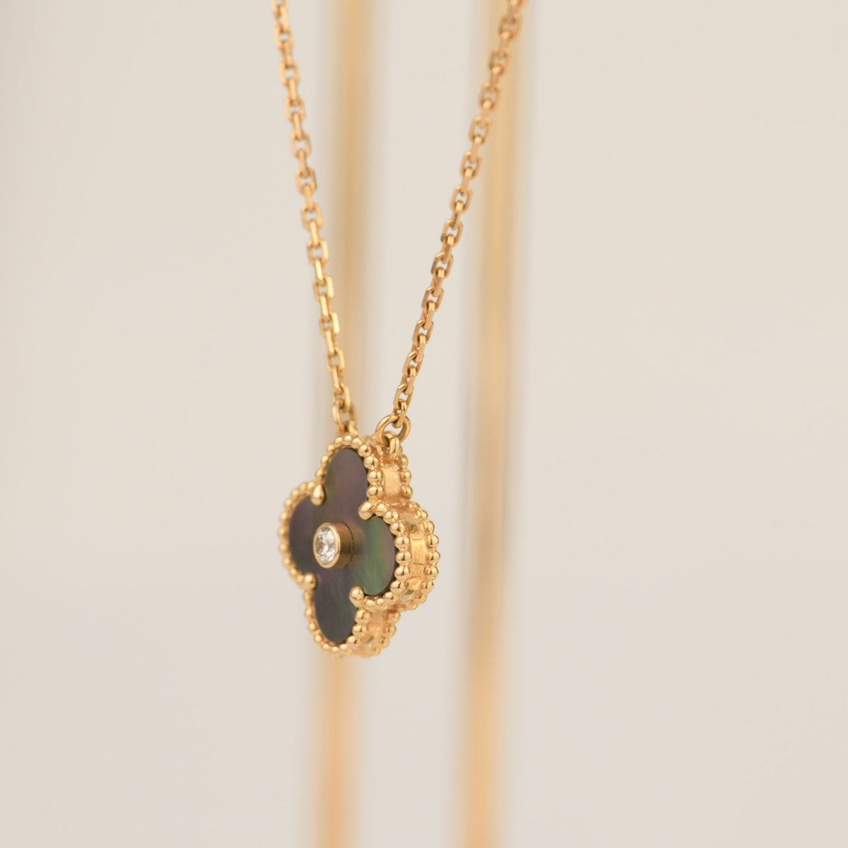 [Stellar Jewelry]CLOVER 15MM DIAMOND AND MOTHER-OF-GREY NECKLACE