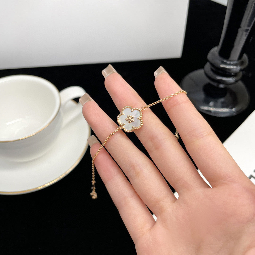 [Stellar Jewelry]LUCKY  WHITE MOP  PLUM BLOSSOM NECKLACE