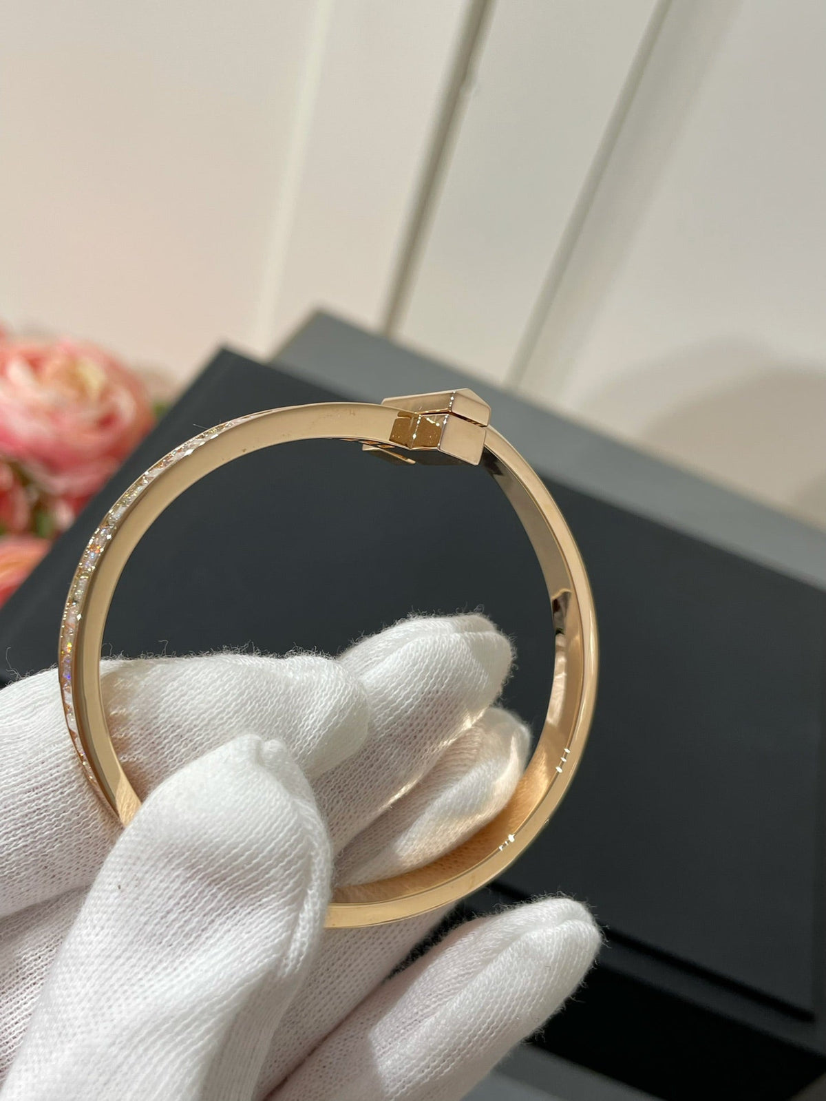 [Stellar jewels]WIDE HINGED BANGLE PINK GOLD WITH BAGUETTE DIAMONDS