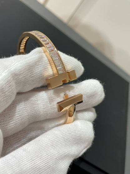 [Stellar jewels]WIDE HINGED BANGLE PINK GOLD WITH BAGUETTE DIAMONDS