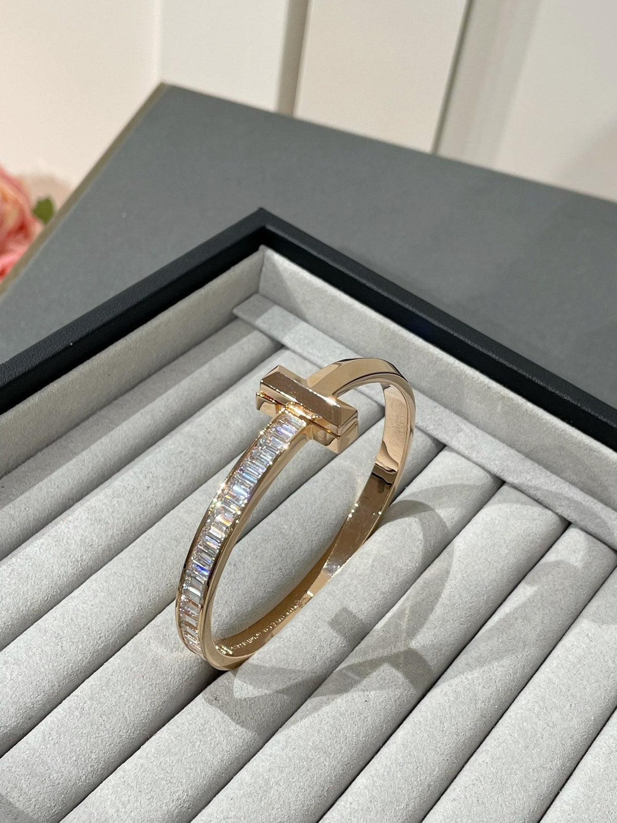 [Stellar jewels]WIDE HINGED BANGLE PINK GOLD WITH BAGUETTE DIAMONDS