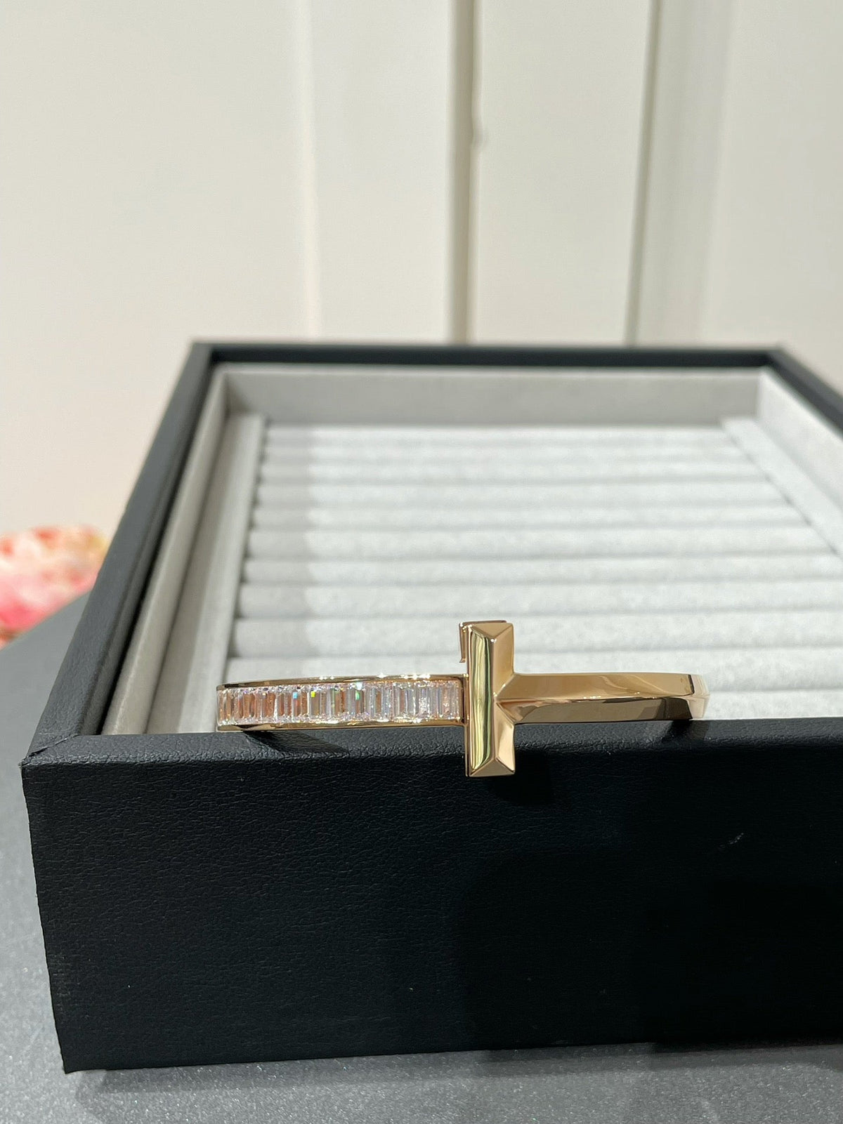 [Stellar jewels]WIDE HINGED BANGLE PINK GOLD WITH BAGUETTE DIAMONDS