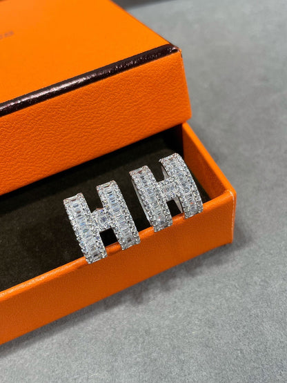 [Stellar Jewelry]H STUD EARRINGS WITH SILVER DIAMONDS