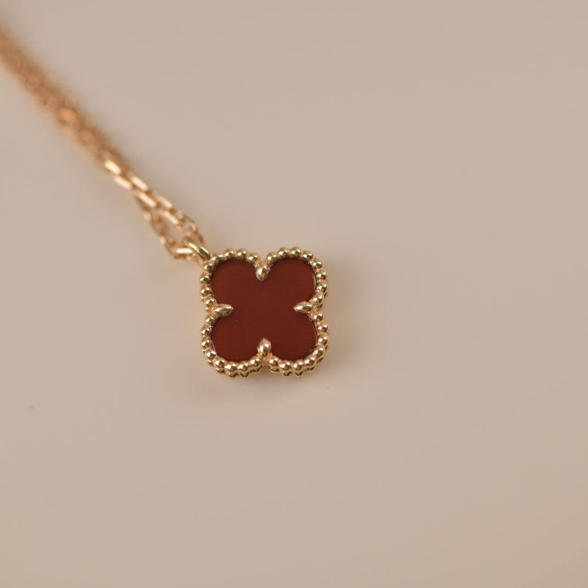 [Stellar Jewelry]CLOVER MINI 9.5MM WHITE CARNELIANS NECKLACE